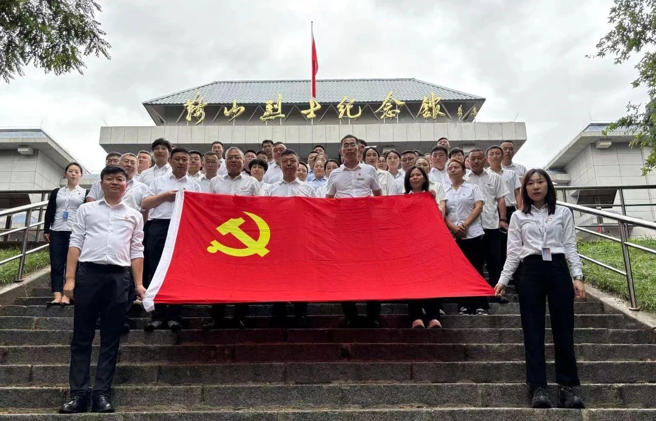 鞍勤集團(tuán)、公服集團(tuán)開(kāi)展“憶初心、強(qiáng)黨性、轉(zhuǎn)作風(fēng)、建新功”慶“七·一”主題黨日活動(dòng)